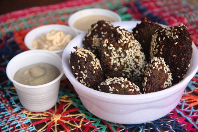 Falafel, comida egípcia do food truck Falafel do Egito. Os bolinhos são recheados com queijo coalho para homenagear os mestres artesãos