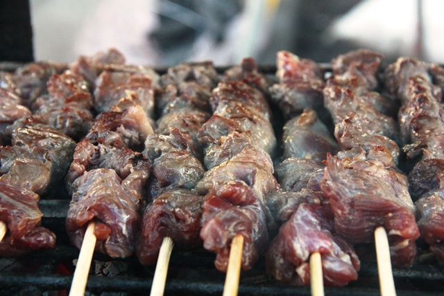 Churrasquinho de carne, conhecido como de gato são preparados pelo Oswaldo e Clarice