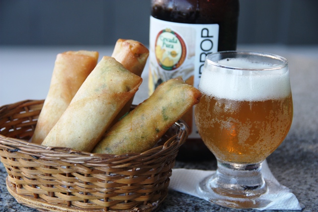 Pastel chinês de camarão e siri e de camarão no Sushi Arretado e cerveja Cevada Pura