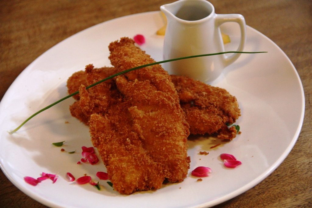 Tilápia com crosta de farinha panko, opção do almoço executivo Divina