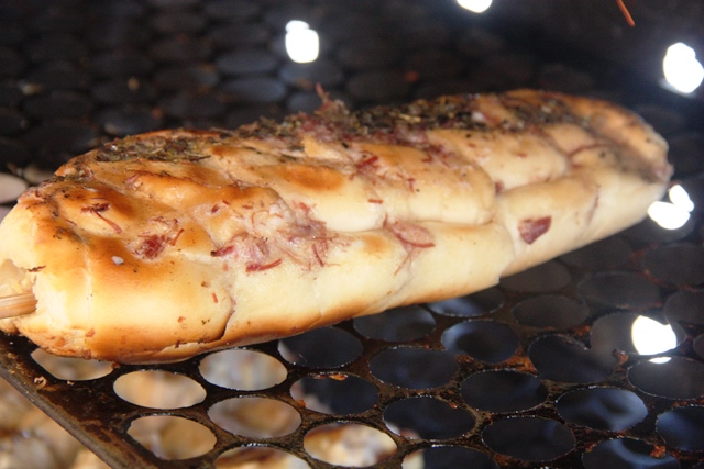 Pão de alho com charque na grelha ganha sabor especial