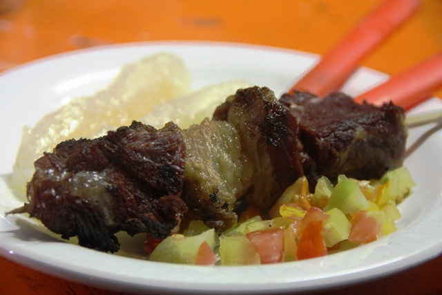 Churrasquinho de charque com vinagrete, farofa e macaxeira