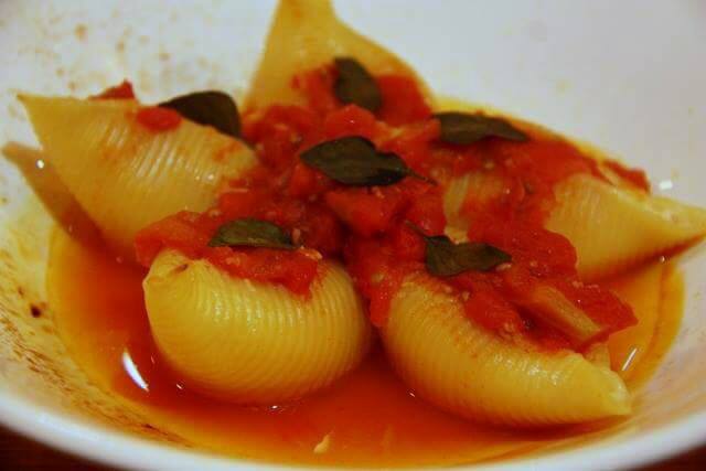 Conchas recheadas com ricota e peru no molho de tomate