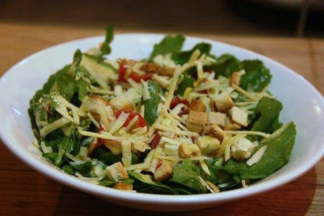 Melhor salada de rúculas com carpaccio é do Bon Vin