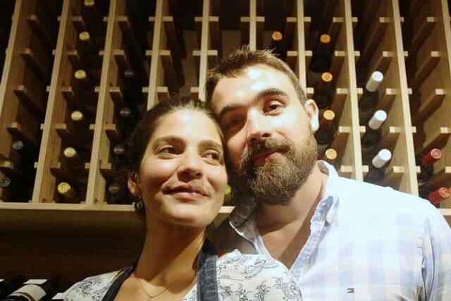 Roberta é estilista e Nicolas é sommelier, mas cultivam paixões pelos temperos e caçarolas 