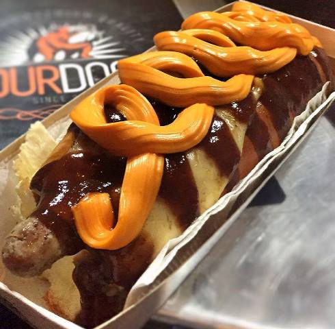 Four Dogs - hot dogs estilo americano. Detalhe, as salsichas de carne e frango são fabricações caseiras