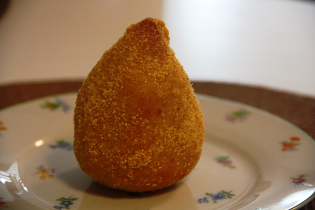 Maravilha: coxinha de galinha com massa de macaxeira