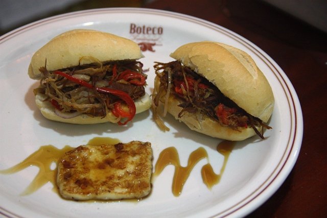 BOTECO LUGAR NENHUM: Sanduíche Gonzalo Sanduiche de pernil de javaporco no pão de sal típico de boteco, acompanhado de um molho artesanal de BBQ. Servido com queijo no mel de engenho. 