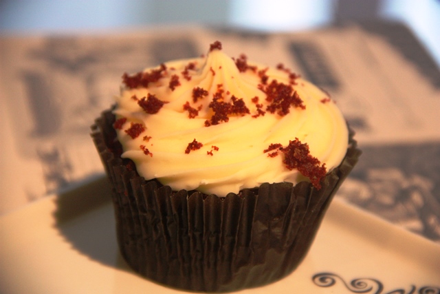 Cupcake red velvet: bolinho de frutas vermelhas com Ganache de chocolate branco