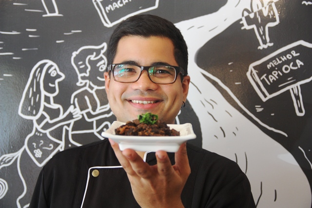 Rodrigo não fez gastronomia, mas aprendeu a cozinhar com Alice e seu tio Junior