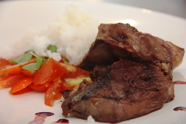 Bife de cordeiro é macio e de bom sabor