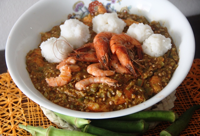 Caruru da minha mãe é uma receita simples com quiabo, dendê, farinha de cabeça de camarão e bolinho de arroz