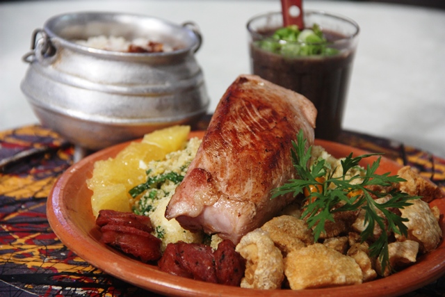 Chico da Feijoada, receita da Amizade. Carne de sol de porco, farofa mineira, arroz e caldinho de feijão