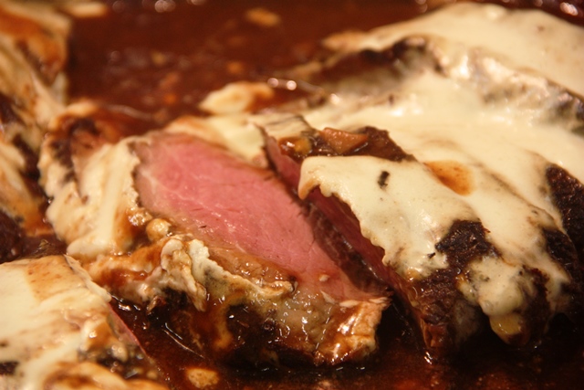 Rosbife ao molho da própria carne e de queijo. De comer rezando