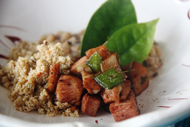 Fartura de sabores, carne do sol suína, farofa de pimenta de cheiro e feijão do André Generoso, Divina Gula