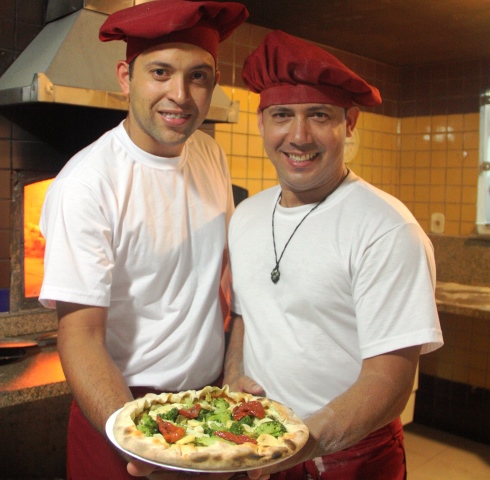 Edvaldo Pereira e Williams Alcântara, pizzaiolos da Fornaria 