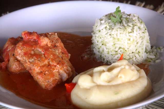 Peixe ao molho de tomate com purê de batata doce e arroz de brocólis