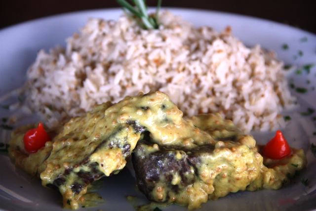 Filé ao molho de mostarda e arroz com castanhas de caju e do Para