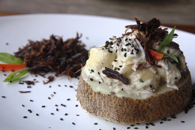 Nhoque de macaxeira com carne de sol de búfalo, criatividade do Vila Chamusca