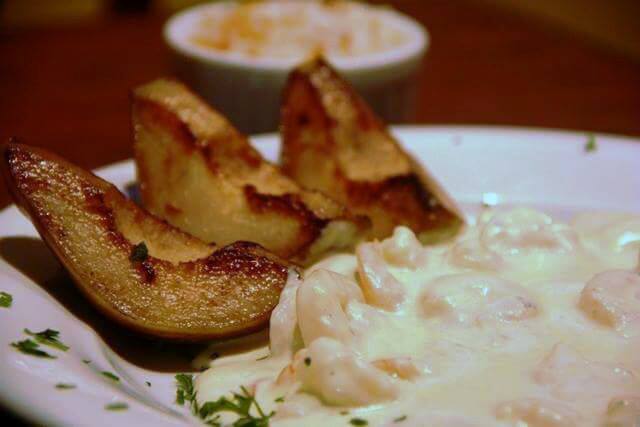 camarão ao molho de gorgonzola, arroz com amêndoas e pêra grelhada