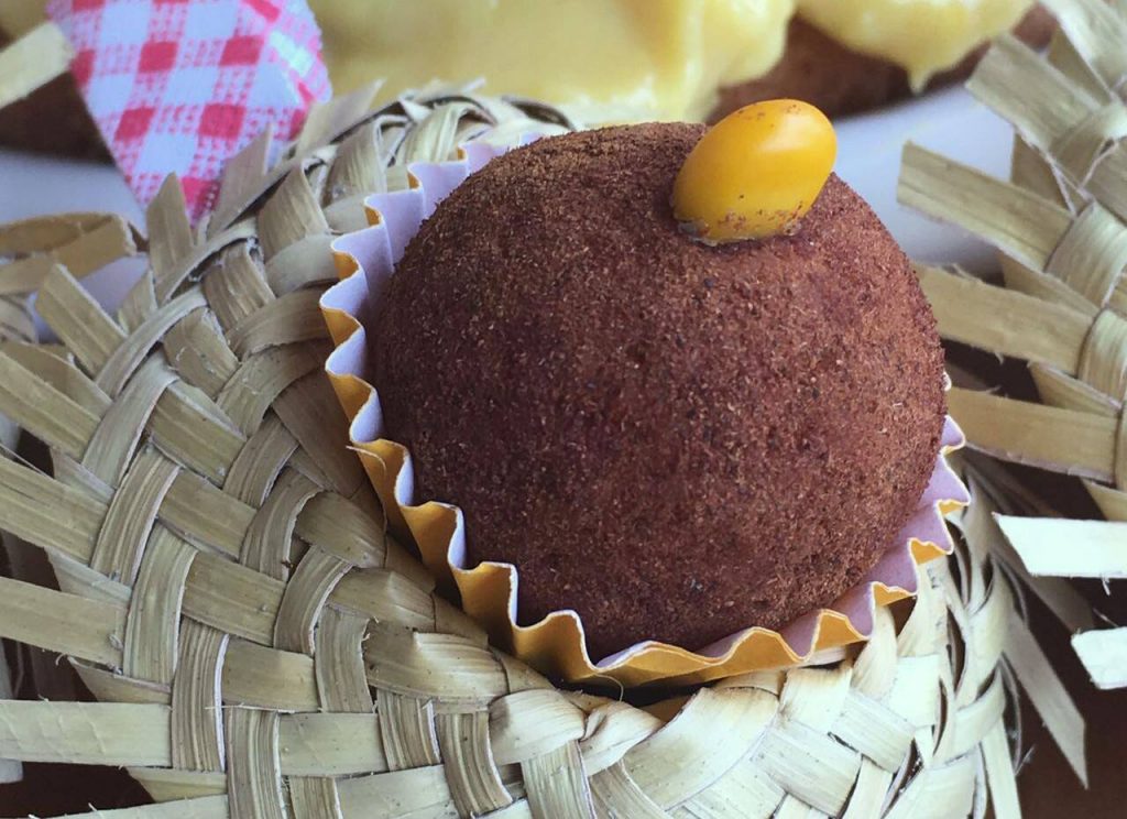 Brigadeiro de canjica com canela e açúcar, uma bênção aos santos juninos