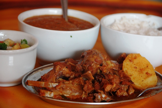 Maravilha: carneirinho com pirão, arroz e vinagrete