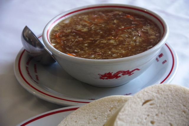 Sopa oriental com legumes, frango e o tradicional pão chinês, fofo e adocicado