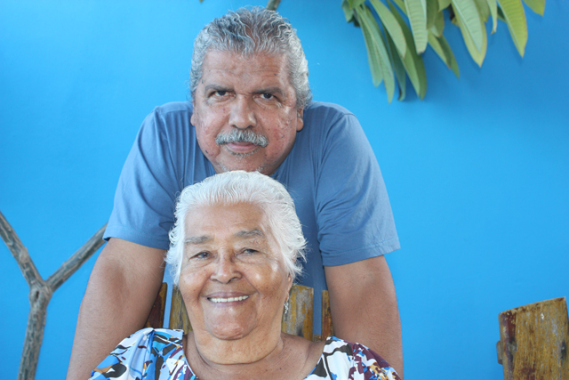 Cleo com sua saudosa, mãe dona Mocinha. Ele trouxe a ideia do joelho do Rio para o Tonho