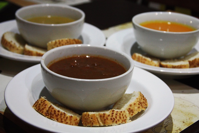 Variedades de sopas e caldos no café do Anamá