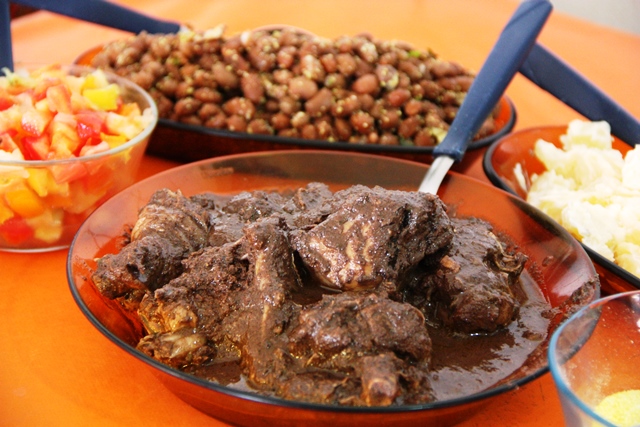 No Bar da Gil a galinha vem com feijão, maionese e salada