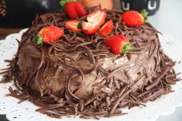 Torta de chocolate com recheio de brigadeiro e morango. Todos ingredientes sem açúcar