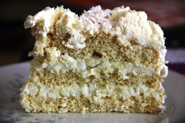 Fatia de torta de coco com recheio de beijinho, uma receita diet