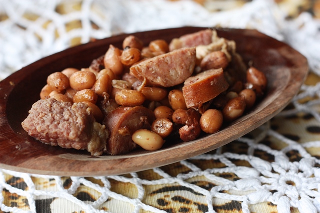 Amendoim com carne defumada e charque é comida de festa