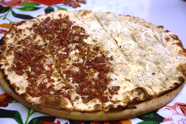 Pizza branca com linguiça e de queijo gorgonzola, vem n tábua