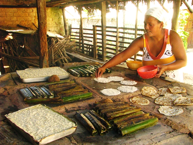Cristina no forno de barro produzindo as tradições de Riacho Doce