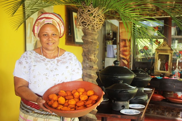 Mãe e a mesa de fartura de comidas tradicionais da cultura afro brasileira