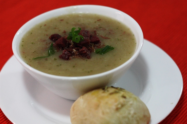 Caldo de macaxeira é ótimo com pedacinhos de charque