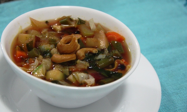 Sopa vegana com legumes e castanha