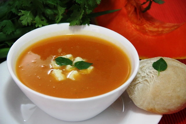 Sopa de abóbora com queijo coalho e pãozinho integral 