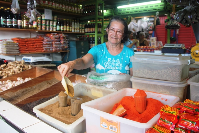 Beatriz, há 38 anos no Mercado da Produção vende temperos, como o cominho