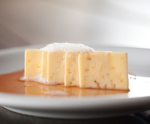 Queijo coalho com mel e espuma de limão. Foto @ruinagaefotografia