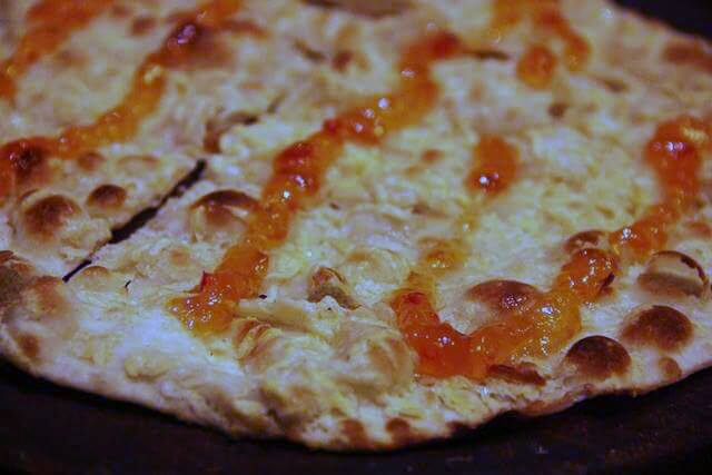 Pizza branca com queijo primma dona e geleia de pimenta