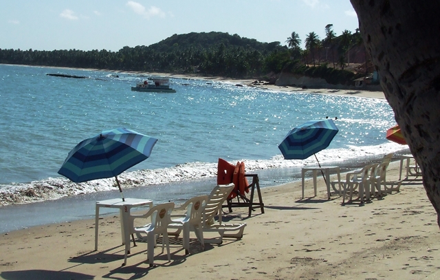 A praia é o jardim do restaurante Companhia da Lagosta. E as cadeiras esperando os apaixonadas pelo litoral norte