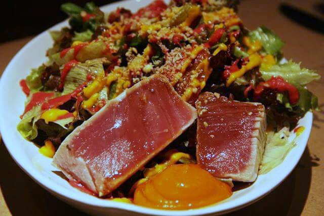 Atum com salada com molhos de pimentões vermelho, cenoura e beterraba. E muito sabor