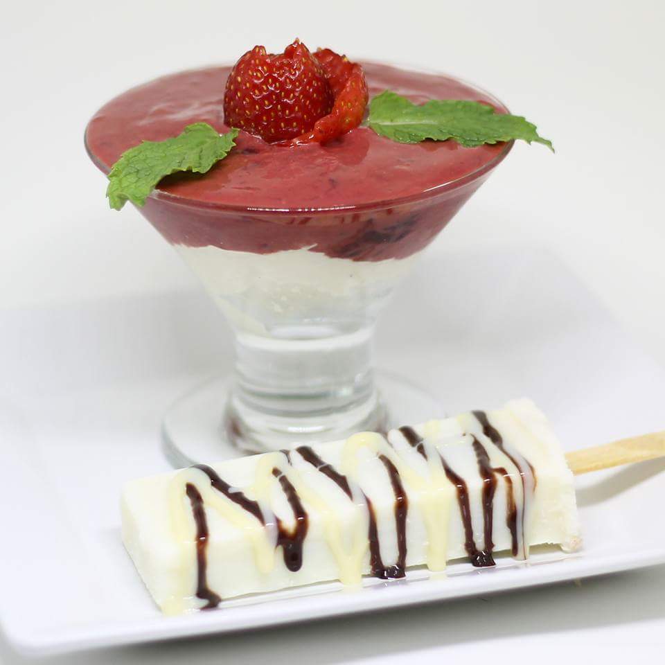 A Panna Cotta é tida como o pudim italiano, é feito a base de creme de leite fresco e a cobertura é creme de morango