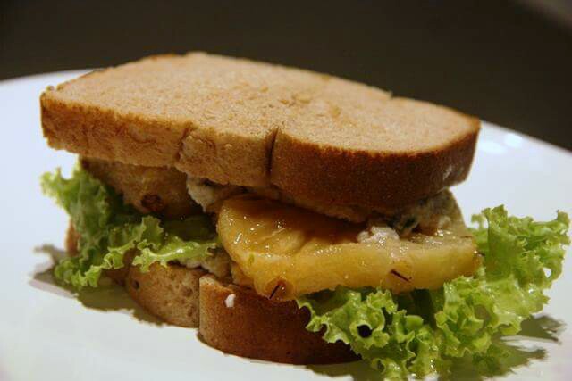 Sanduíche de frango com abacaxi
