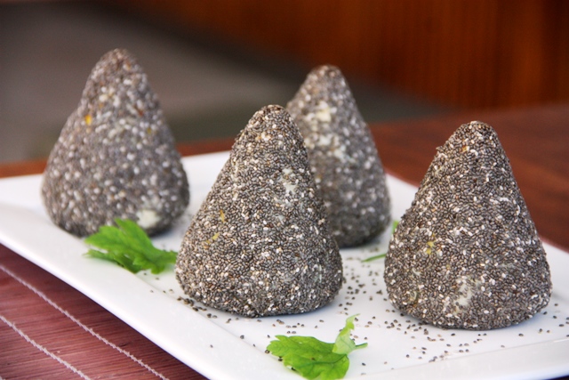 "Cochia"- Coxinha de batata doce com recheio de frango e camada de chia