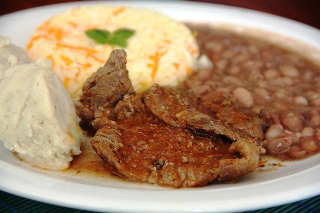 Prato do dia: carne de panela, feijão, arroz e purê de batata doce