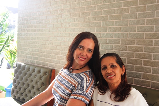 Regina e Fátima, amigas e sócias da casa de lanches