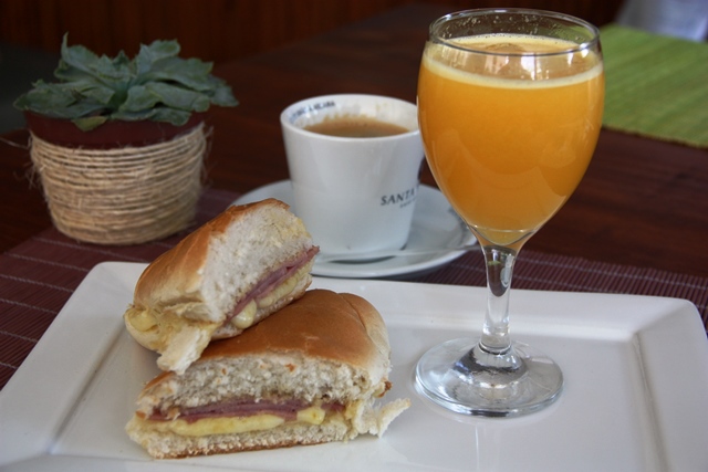 Café da manhã com misto no baguete de pão seda. Aprovado